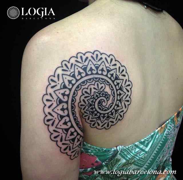 tatuaje-geometria-espalda-logia-barcelona-spindola          